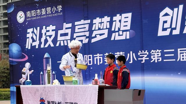 水火箭、液压停车场、缝纫机 这个小学的学生们“玩”嗨了